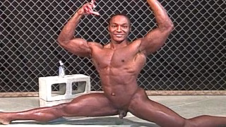 BODYBUILDER ANDRE STEELE does the splits naked