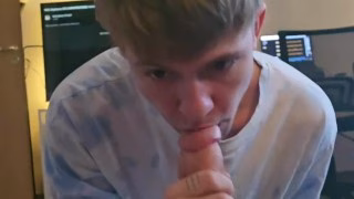 сделал минет студенту твинку и довел до оргазма