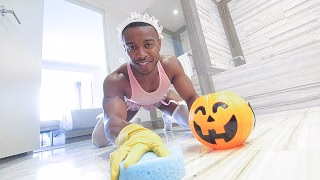 Maid’s Cleaning Skills Earn Him A Nice Big Fat Tip