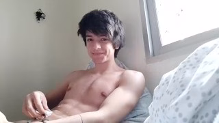 Chico adorable explota