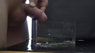 気持ちよくおしっこ遊びをしながら最後はその中に大量射精してしまう変態君。